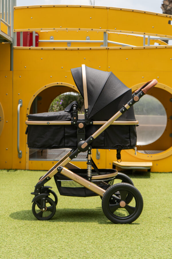 Carriola para bebé recién nacido con bambineto y portabebé para el auto, Incluye autoasiento con base. Tiene diferentes posiciones. Es cómoda y ligera. Sirve para todas las etapas. Soporta hasta 25 kg. Carriola para niña. Llantas de goma, amortiguadores. Carriola negra, carriola para niño.