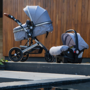 Carriola para bebé recién nacido con bambineto y portabebé para el auto, Incluye autoasiento con base. Tiene diferentes posiciones. Es cómoda y ligera. Sirve para todas las etapas. Soporta hasta 25 kg. Es para niño o para niña. Llantas de goma, amortiguadores. Carriola Gris.